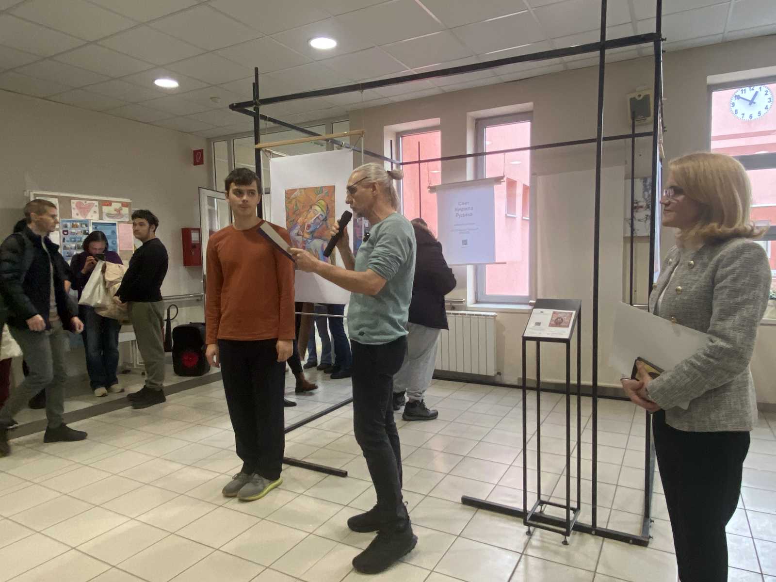 Inkluzivna galerija – Pristupačna umetnost pokreta, zvuka i boje – Boja 02 Inkluzivna galerija - Pristupačna umetnost pokreta, zvuka i boje - Boja 02