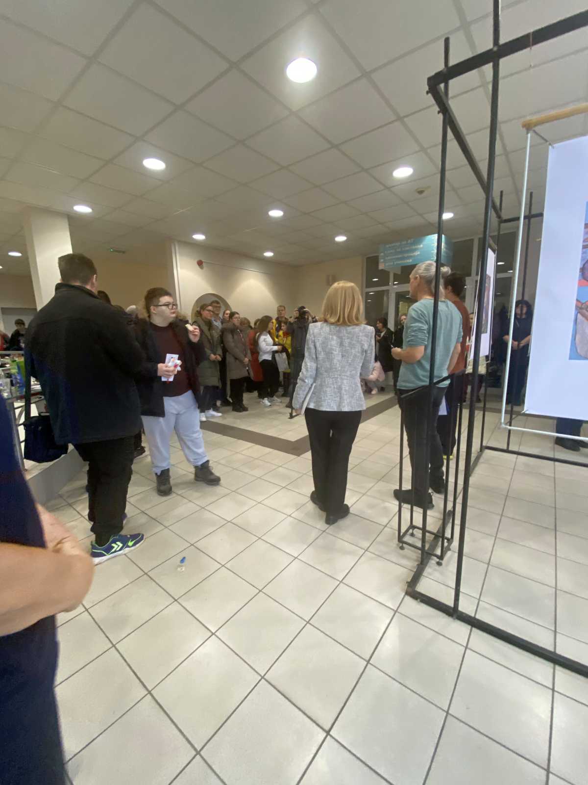 Inkluzivna galerija – Pristupačna umetnost pokreta, zvuka i boje – Boja 05 Inkluzivna galerija - Pristupačna umetnost pokreta, zvuka i boje - Boja 05