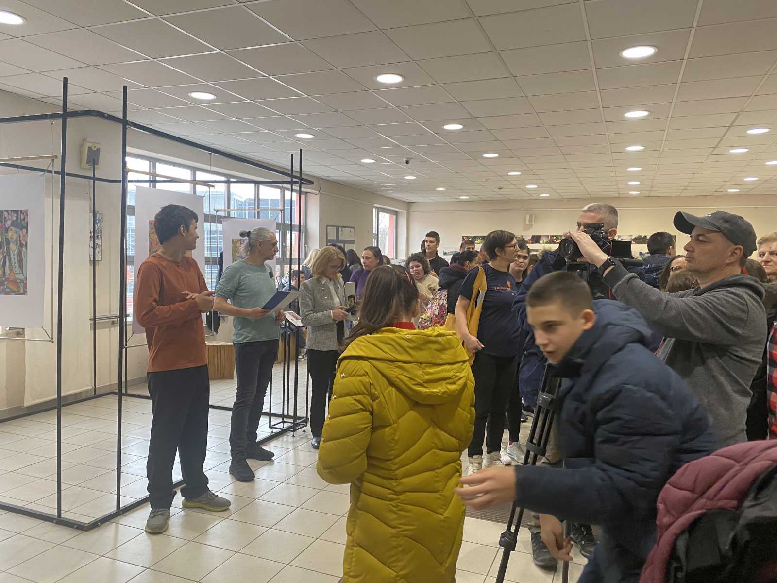 Inkluzivna galerija – Pristupačna umetnost pokreta, zvuka i boje – Boja 07 Inkluzivna galerija - Pristupačna umetnost pokreta, zvuka i boje - Boja 07