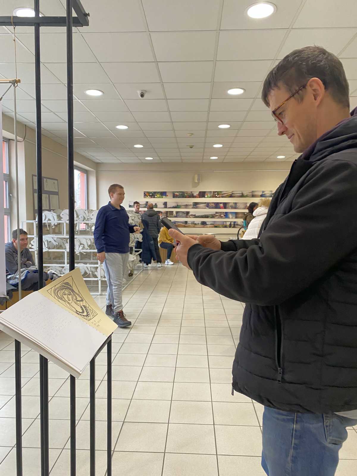 Inkluzivna galerija – Pristupačna umetnost pokreta, zvuka i boje – Boja 14 Inkluzivna galerija - Pristupačna umetnost pokreta, zvuka i boje - Boja 14