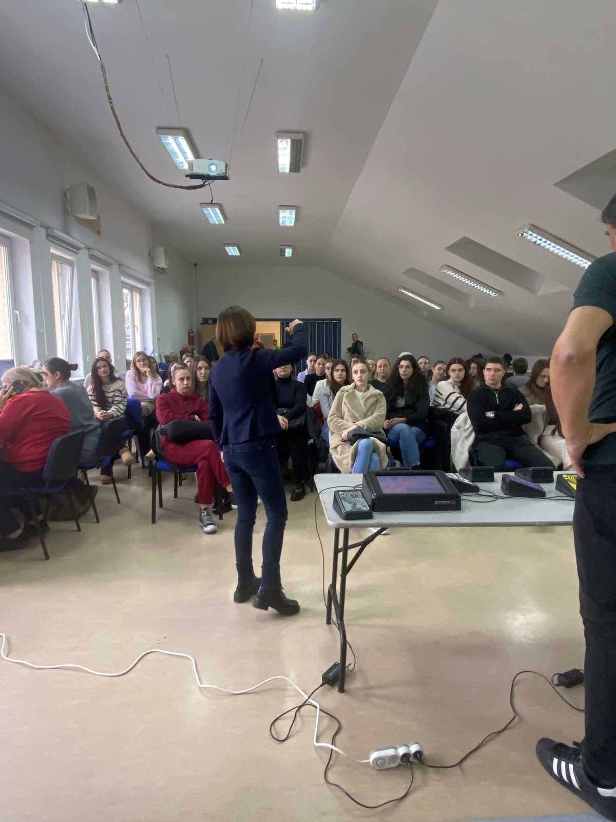 Inkluzivna galerija – Pristupačna umetnost pokreta, zvuka i boje – Pokret 01 Inkluzivna galerija - Pristupačna umetnost pokreta, zvuka i boje - Pokret 01