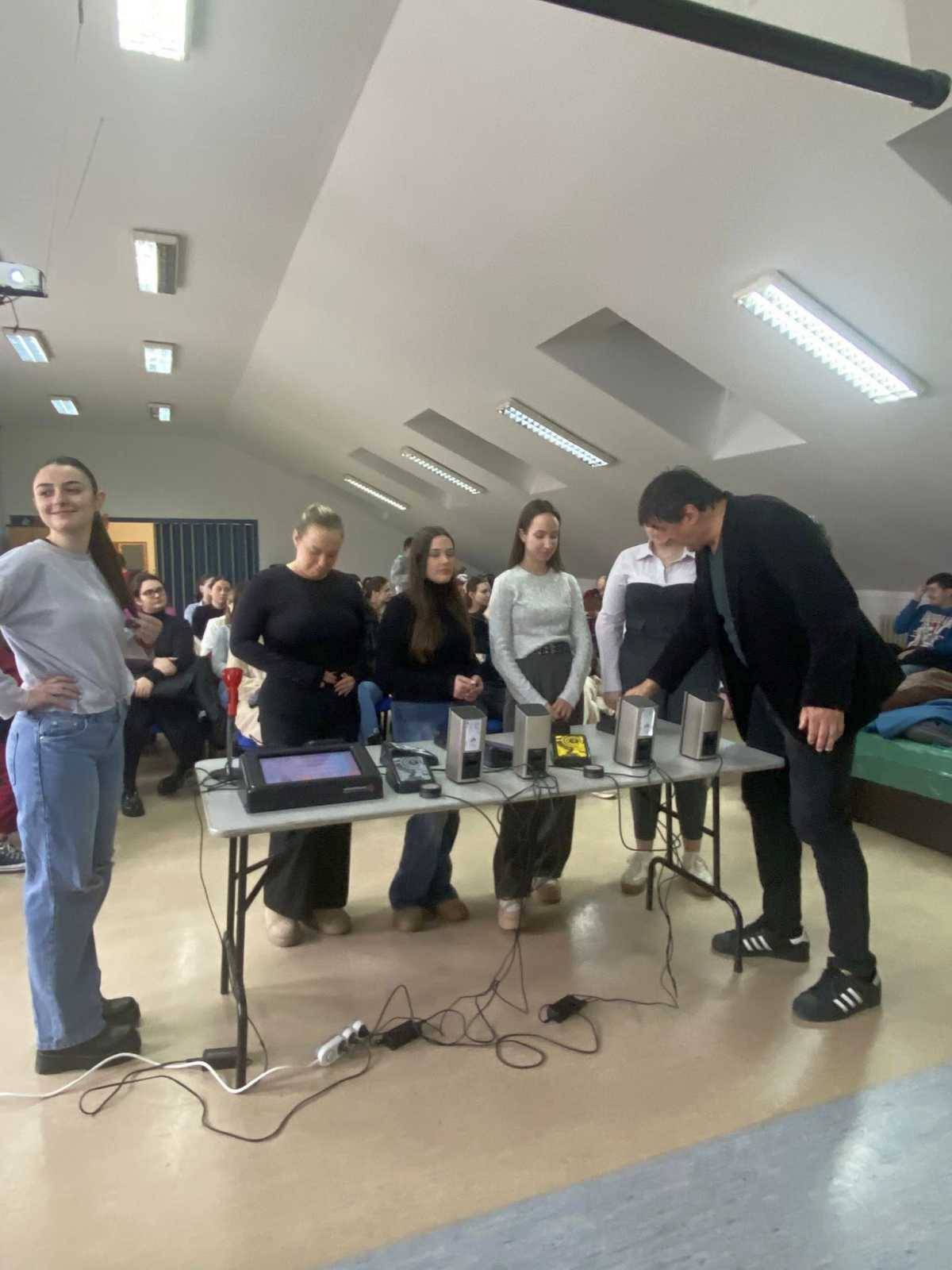 Inkluzivna galerija – Pristupačna umetnost pokreta, zvuka i boje – Pokret 03 Inkluzivna galerija - Pristupačna umetnost pokreta, zvuka i boje - Pokret 03